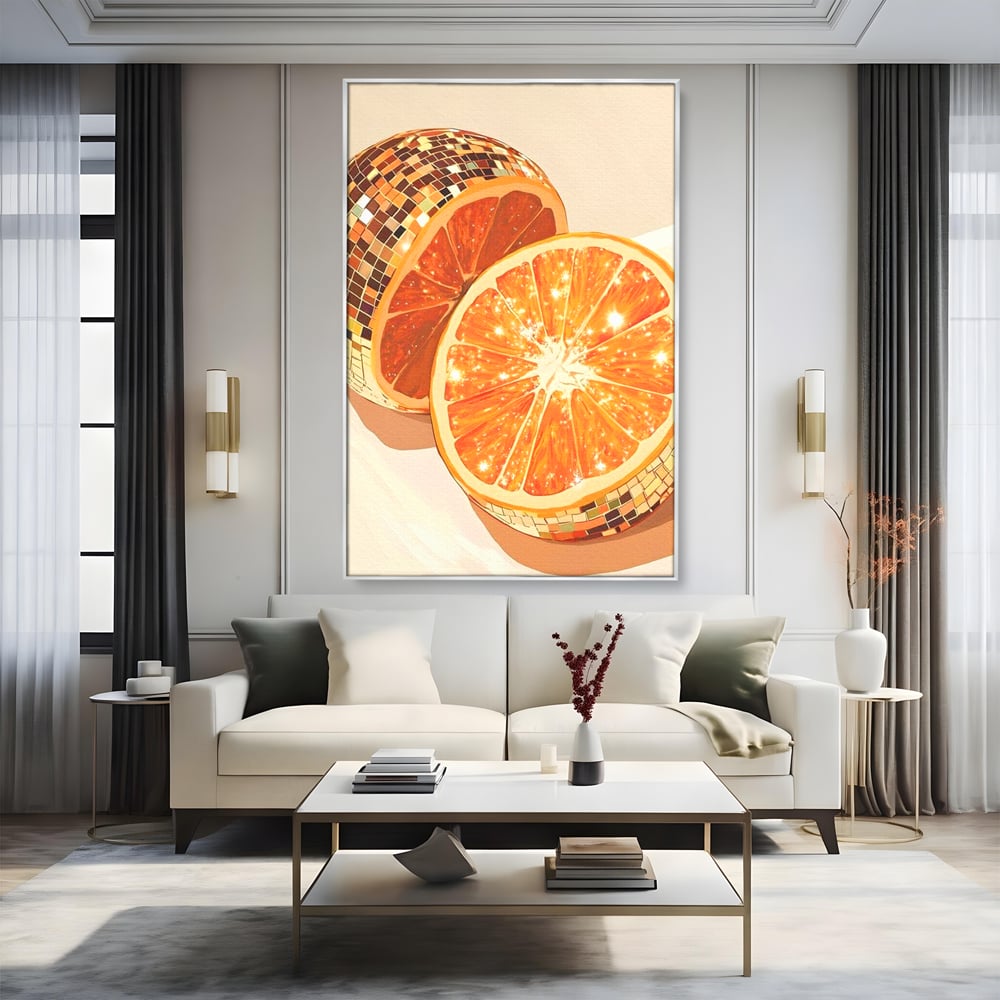 Tablou canvas cu ilustratie digitala cu felii de portocala si globuri disco, in rama de aluminiu argintiu, pe perete intr-un living